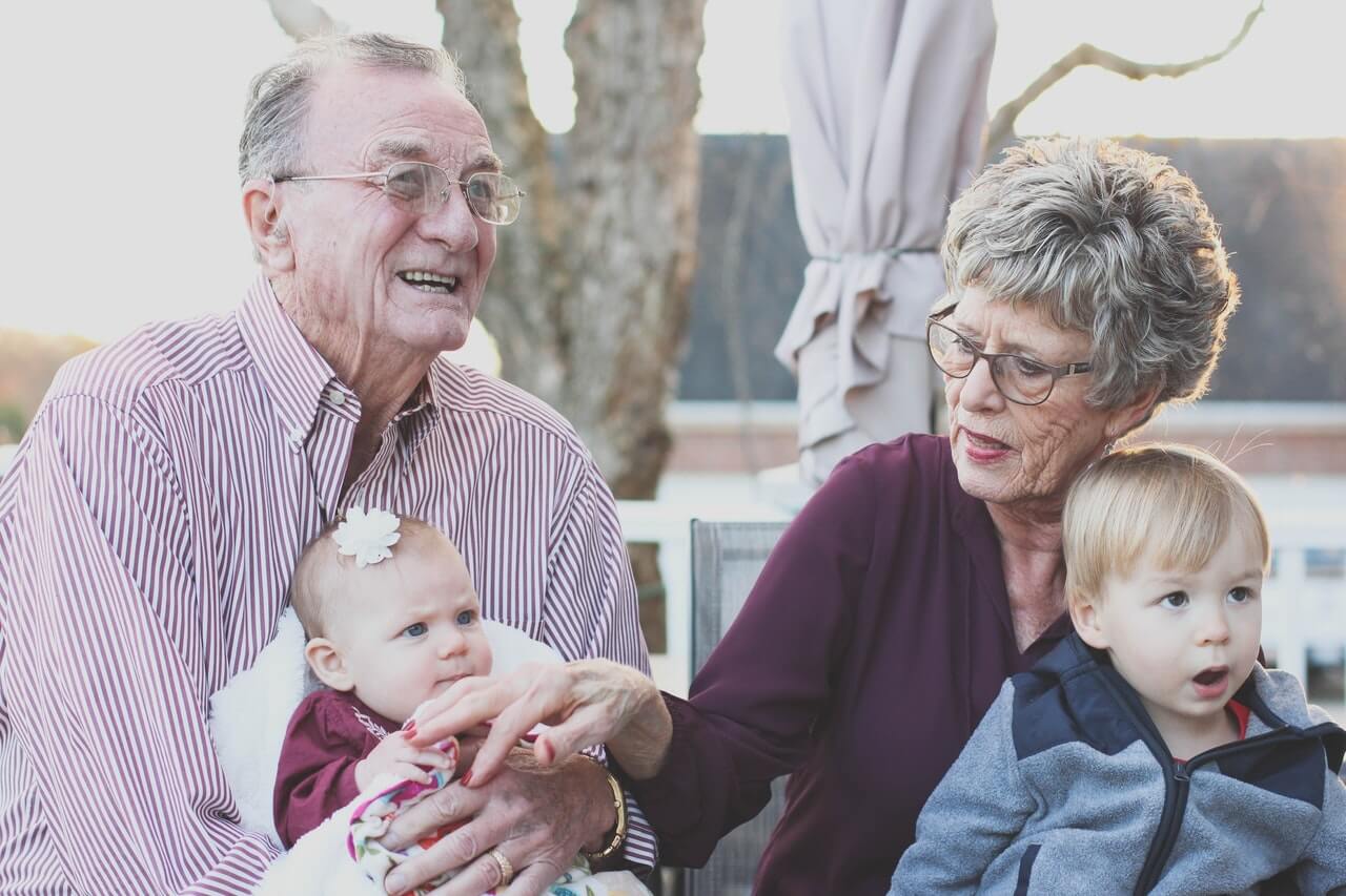 Stolze Großeltern mit ihren Enkelkindern. (Credits: Pixabay auf pexels.com)